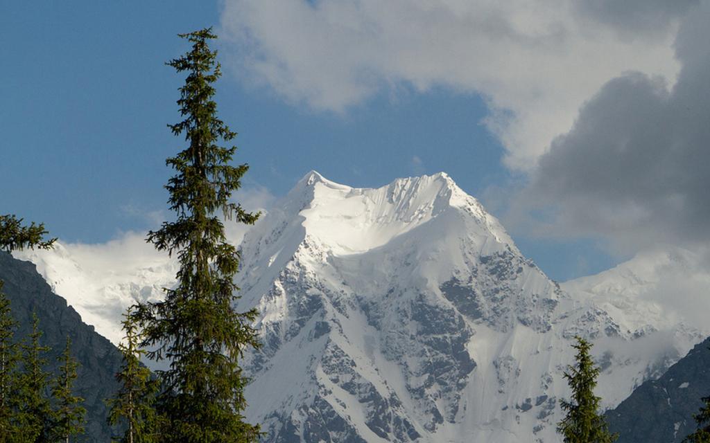Oguz-Bashi Peak